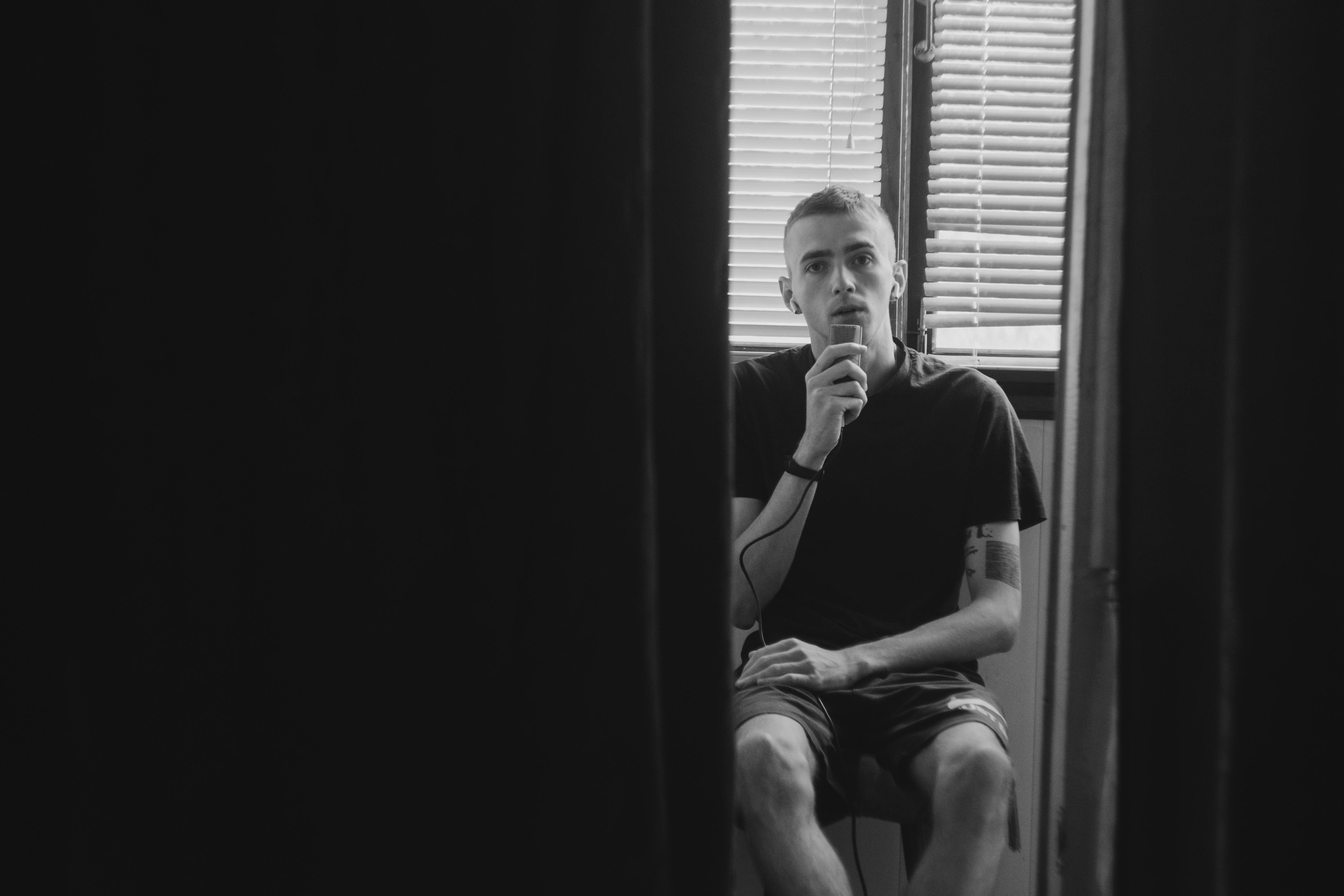 De franc Retrat D'home En Blanc I Negre En Un Entorn Minimalista Foto d'estoc