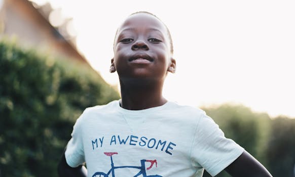 在南非比勒陀利亚，一个快乐的黑人孩子在户外自信地摆着姿势