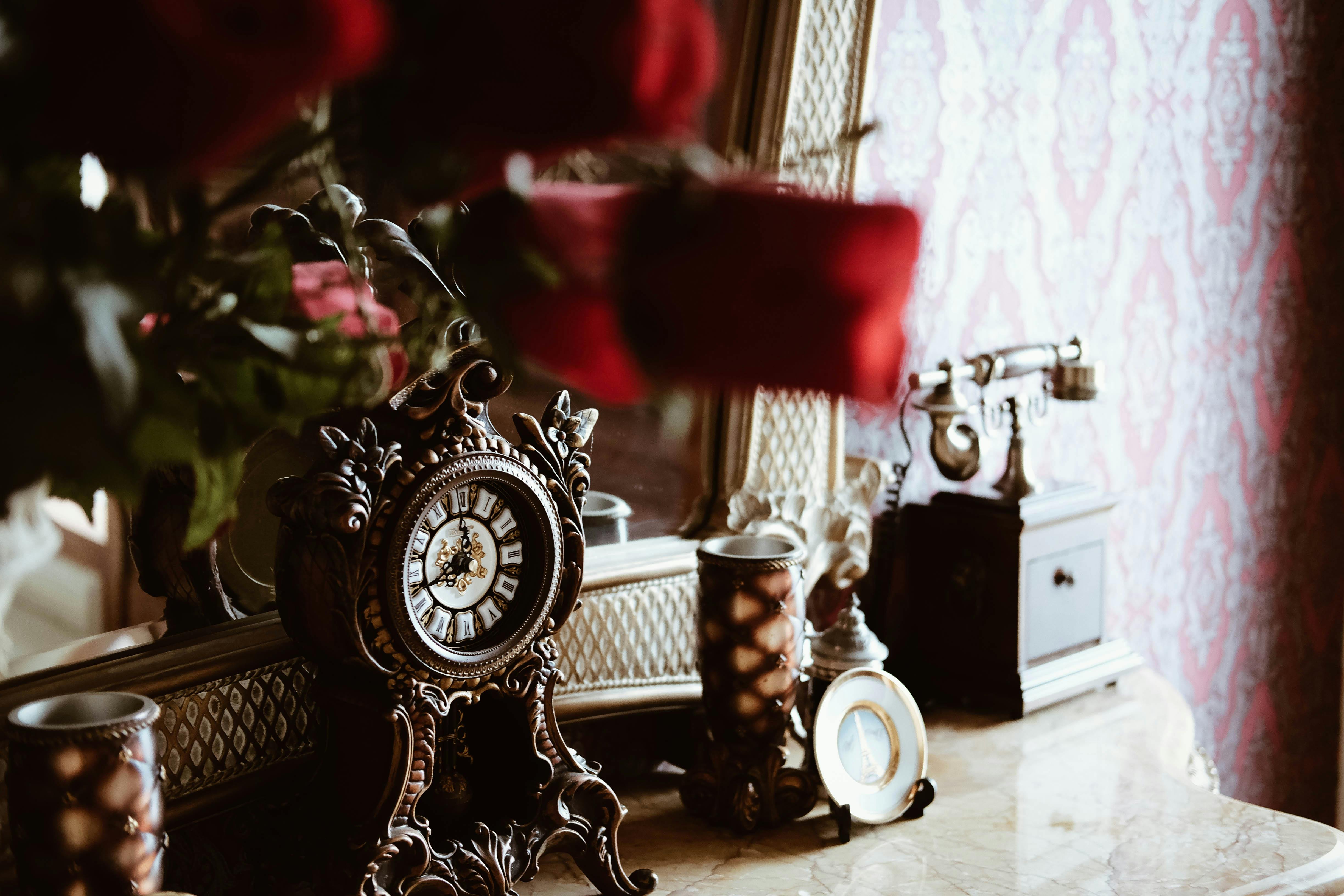 round black analog deck clock