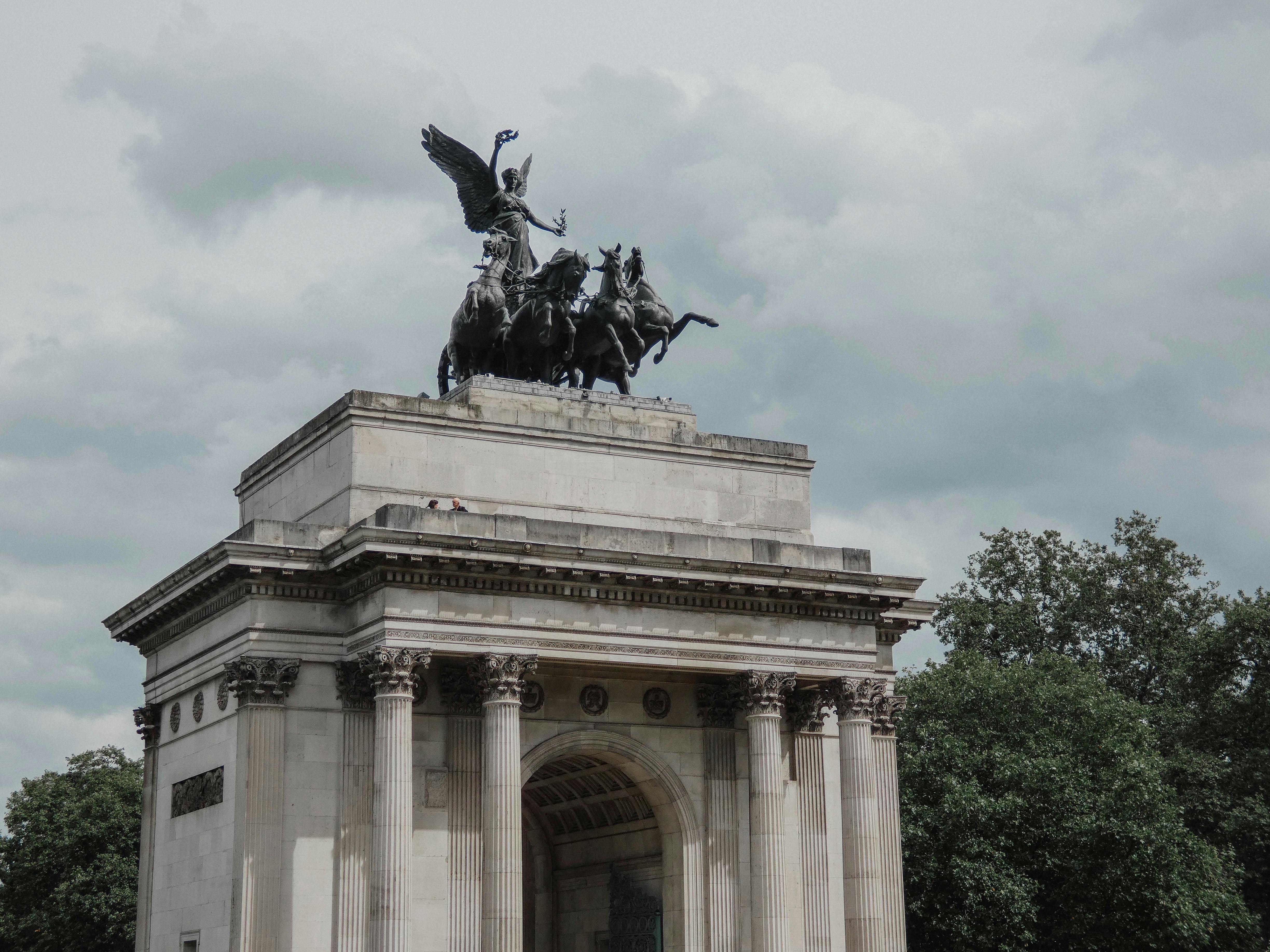 Ücretsiz Bulutlu Gökyüzü Altında Londra'daki Simgesel Wellington Kemeri Stok Fotoğraflar
