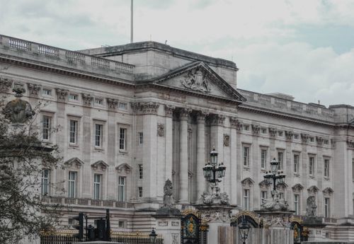 Free A classic shot of the iconic Buckingham Palace in London, showcasing its architectural grandeur. Stock Photo