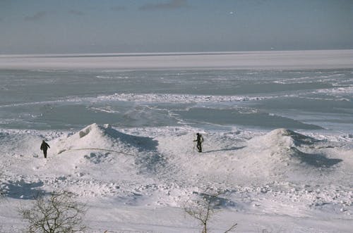 Foto Von Leuten, Die Im Schneefeld Stehen