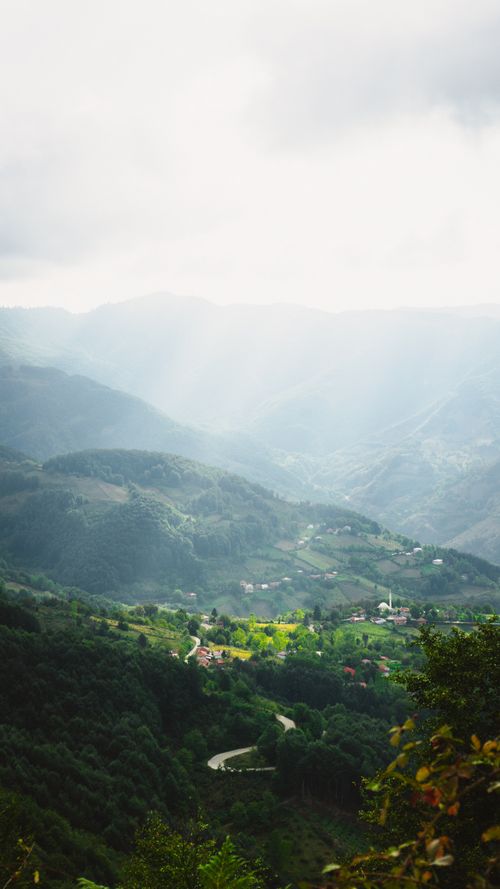 Free Lush mountain landscape in Erbaa, Tokat, Türkiye with misty skies, perfect for nature enthusiasts. Stock Photo