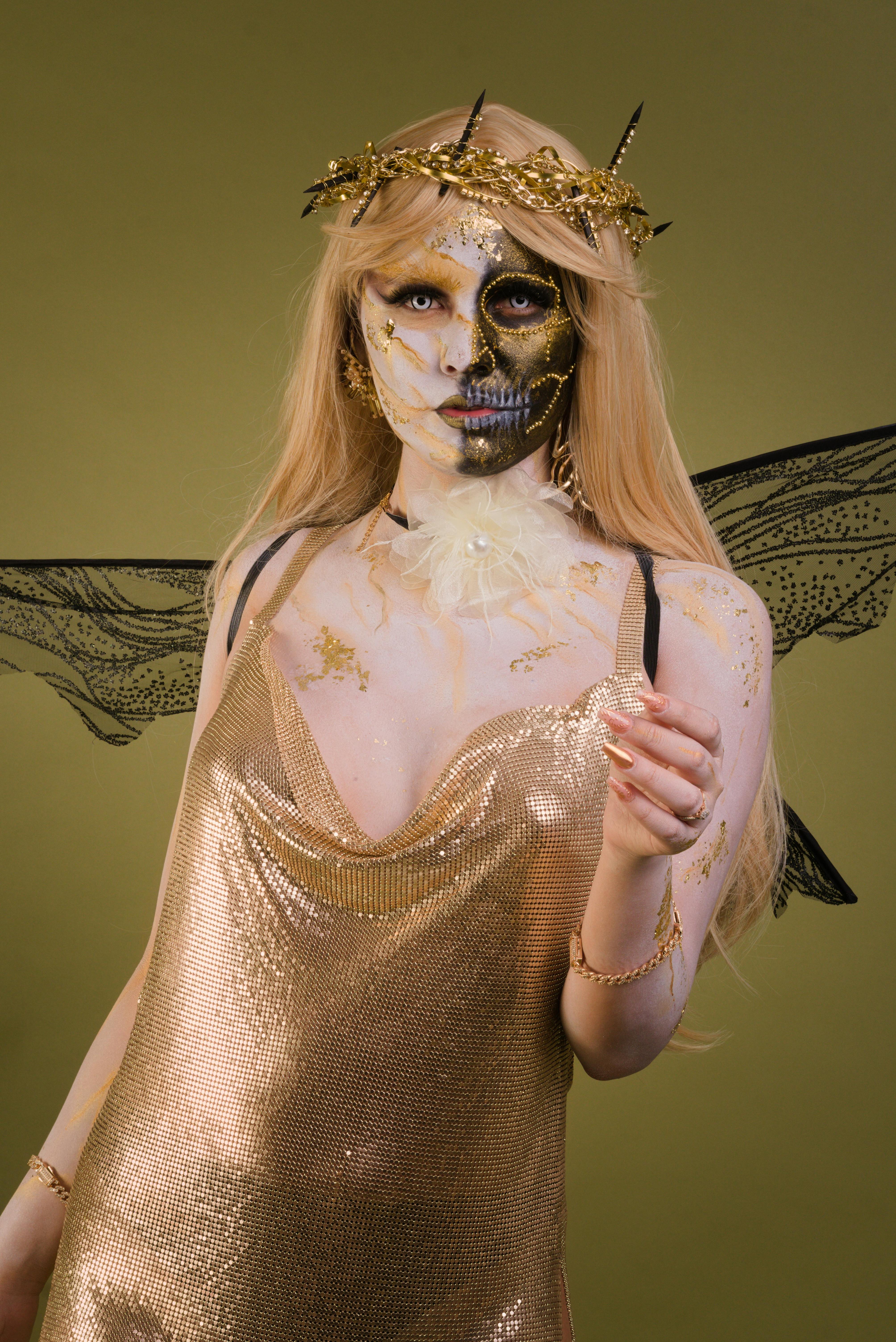 Ücretsiz abartılı görünüm, altın elbise, altın kanatlar içeren Ücretsiz stok fotoğraf Stok Fotoğraflar