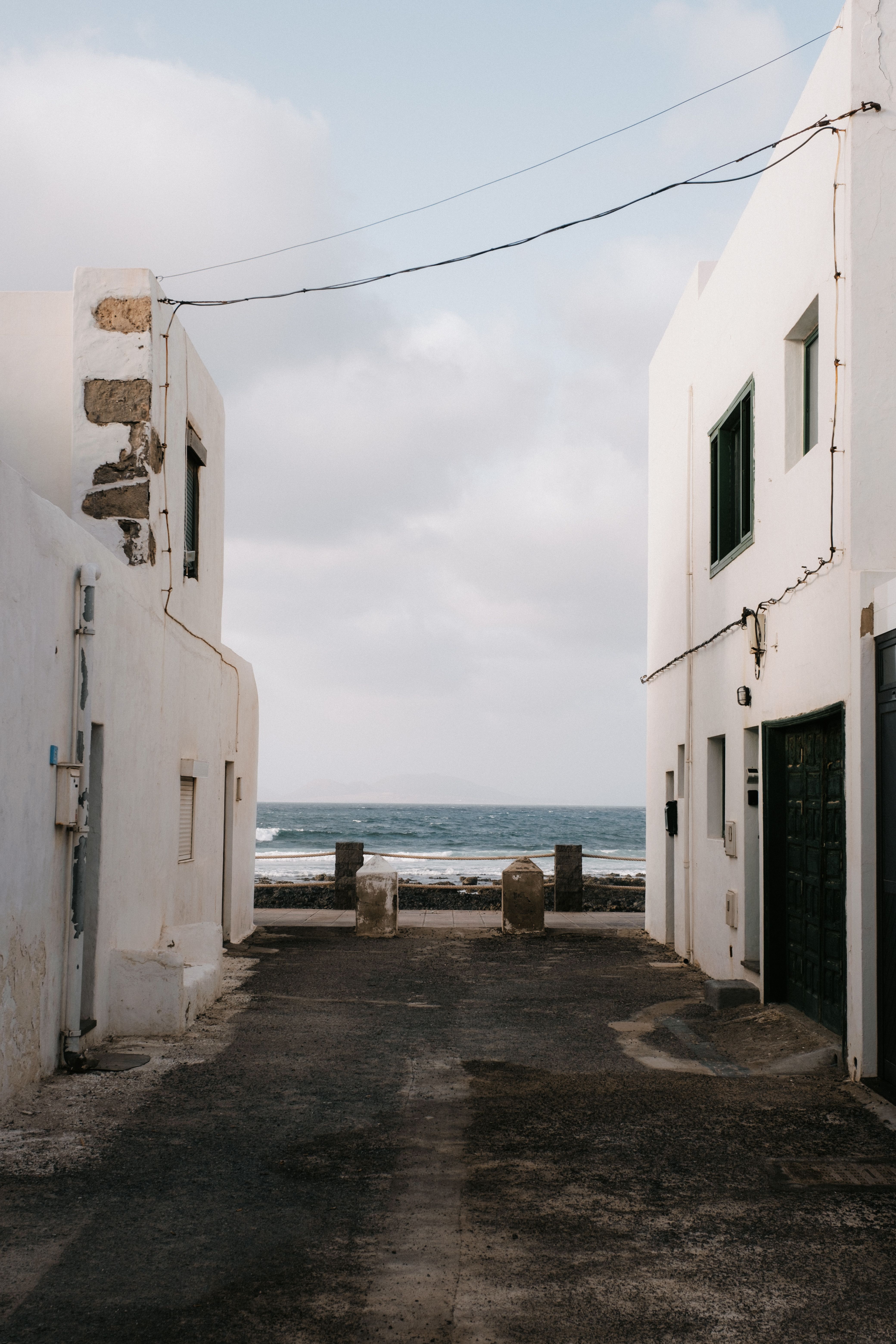 callej-n-costero-entre-edificios-encalados-foto-de-stock-gratuita