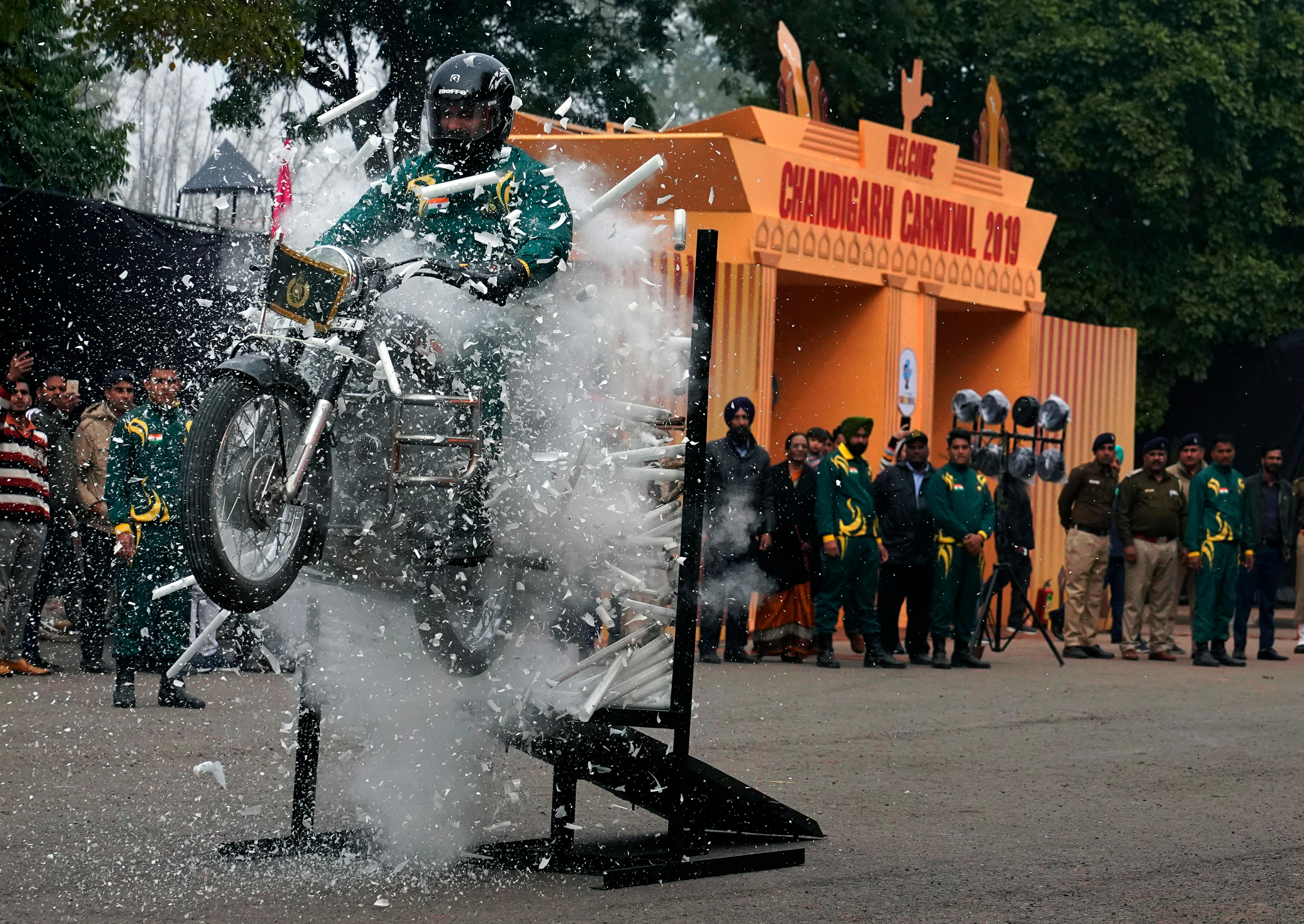 motorcycle stunt at chandigarh carnival