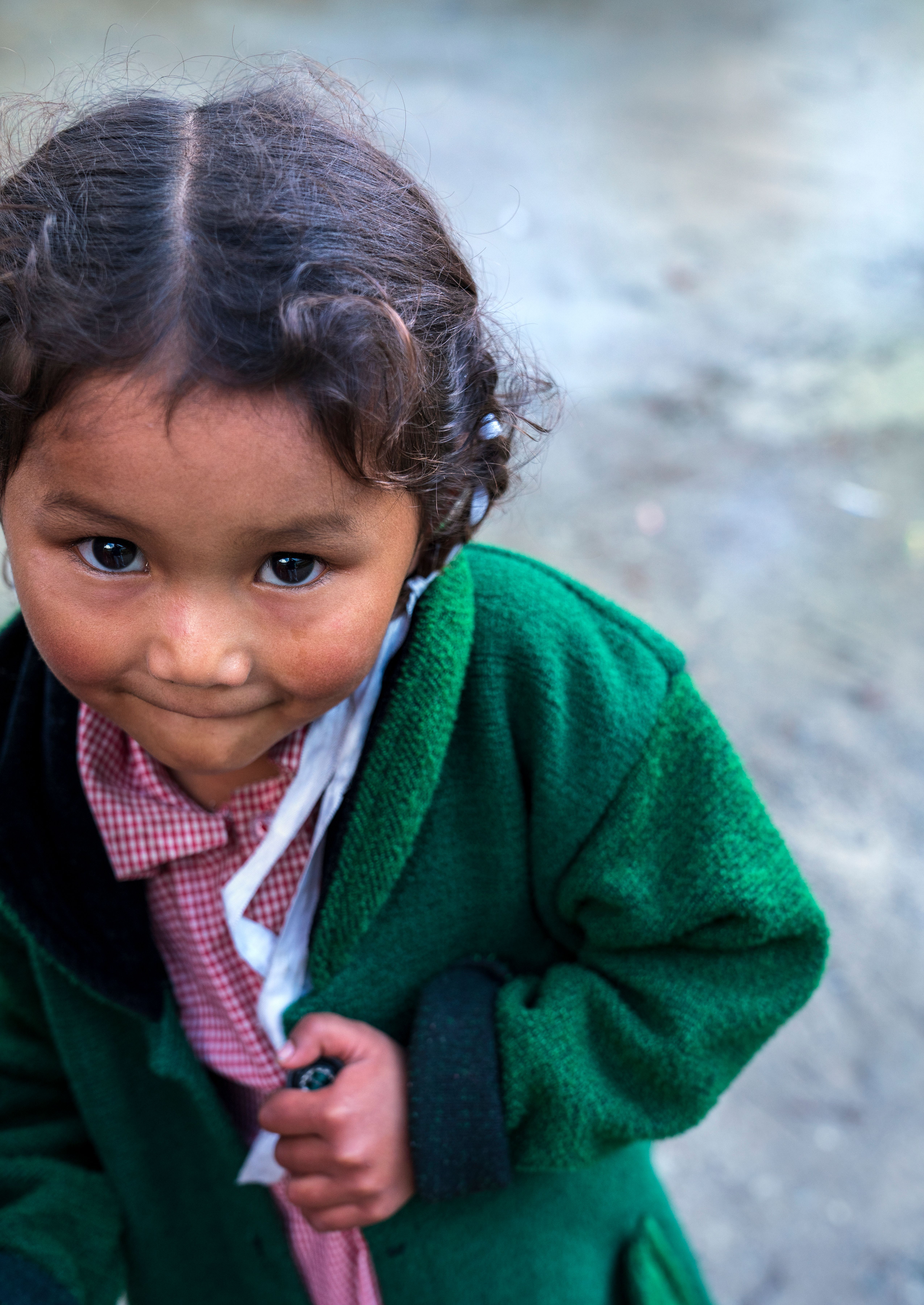 Lindo Niño Con Abrigo Verde Sonriendo Al Aire Libre · Foto de stock ...