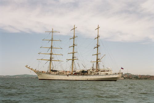 Ücretsiz Bulutlu Gökyüzü Altında Okyanusta Beyaz Clipper Gemi Stok Fotoğraflar