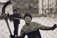 冬天里，快乐的孩子们在街头打曲棍球，捕捉着乐趣与活力