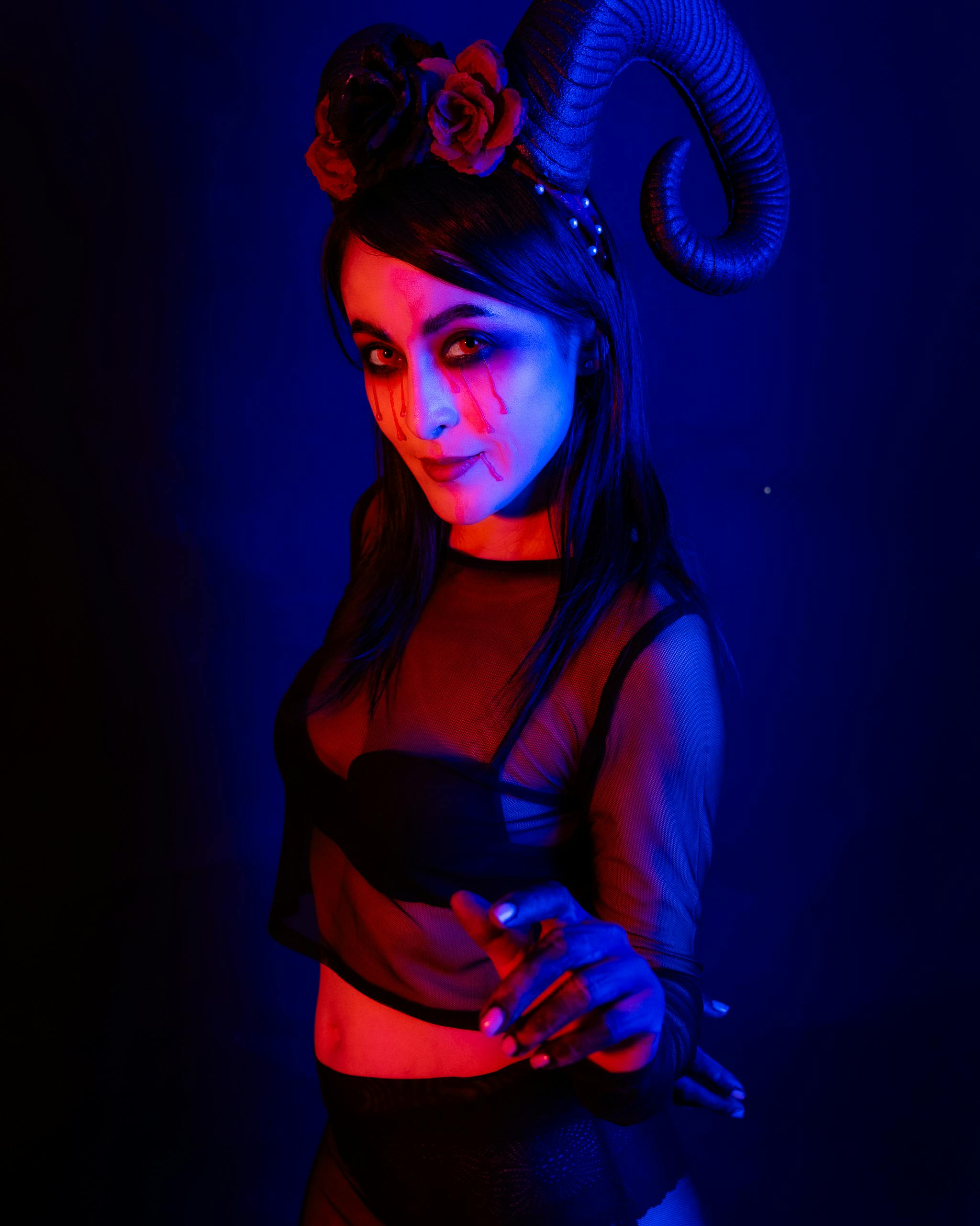 Gratuit Portrait Glamour Et Mystique Avec Des Cornes Rouges Photos