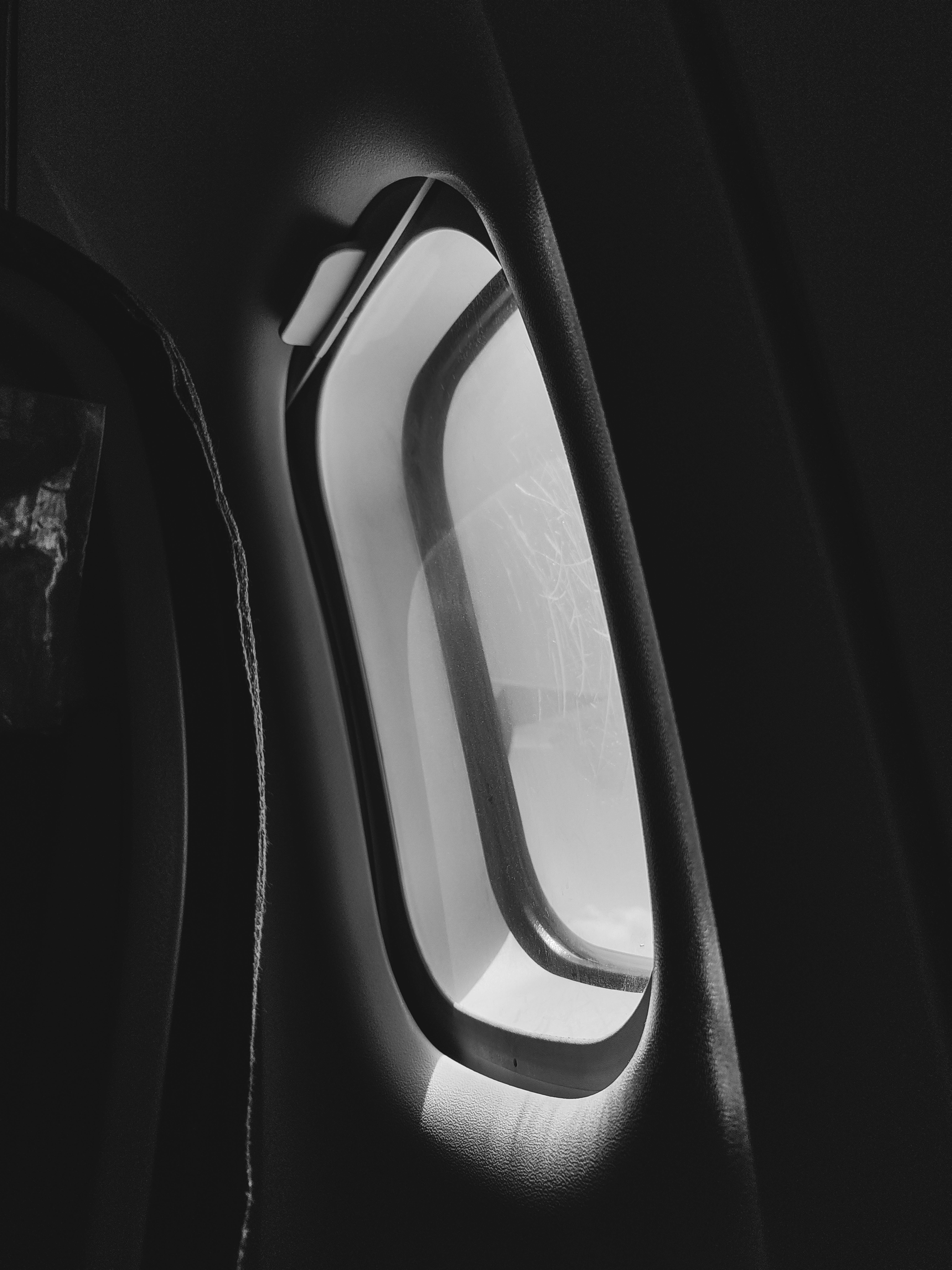 Gratis Vista Della Finestra Dell'aereo In Bianco E Nero Foto a disposizione