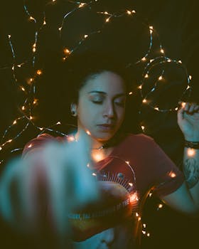 女人闭着眼睛，在柔和的灯光下休息，描绘出一片宁静