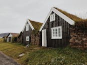 迷人的冰岛草坪房屋坐落在宁静的乡村中，屋顶覆盖着青草