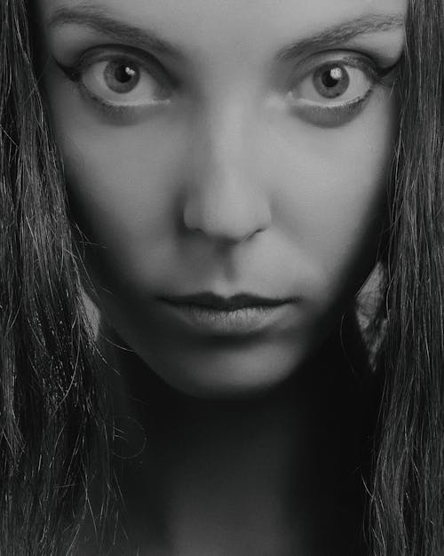 無料 女性の顔のグレースケール写真 写真素材