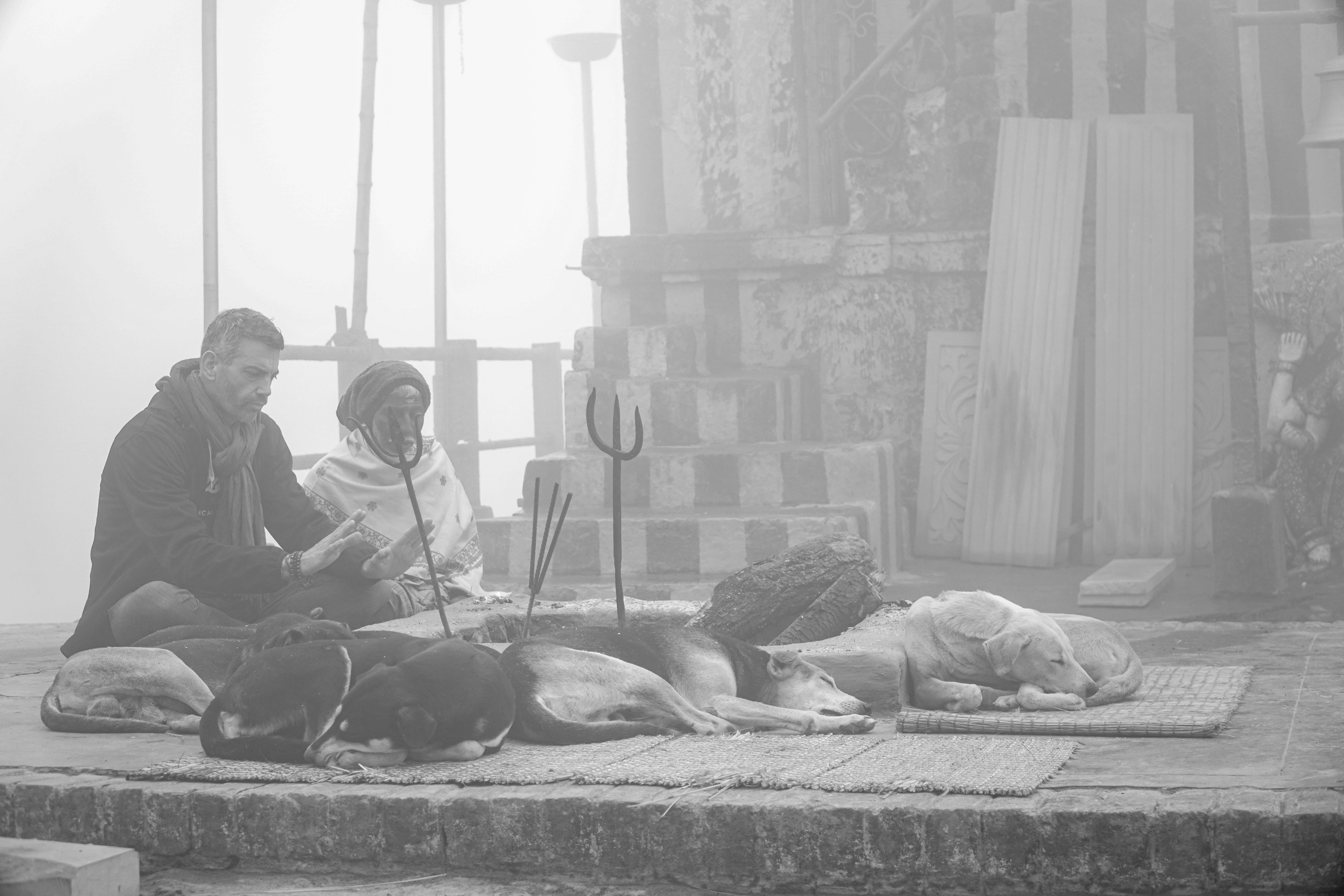 Gratuit Méditation Matinale Monochrome Dans Un Décor Brumeux Photos