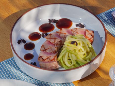 Bol de Poke au Thon Épicé avec Avocat