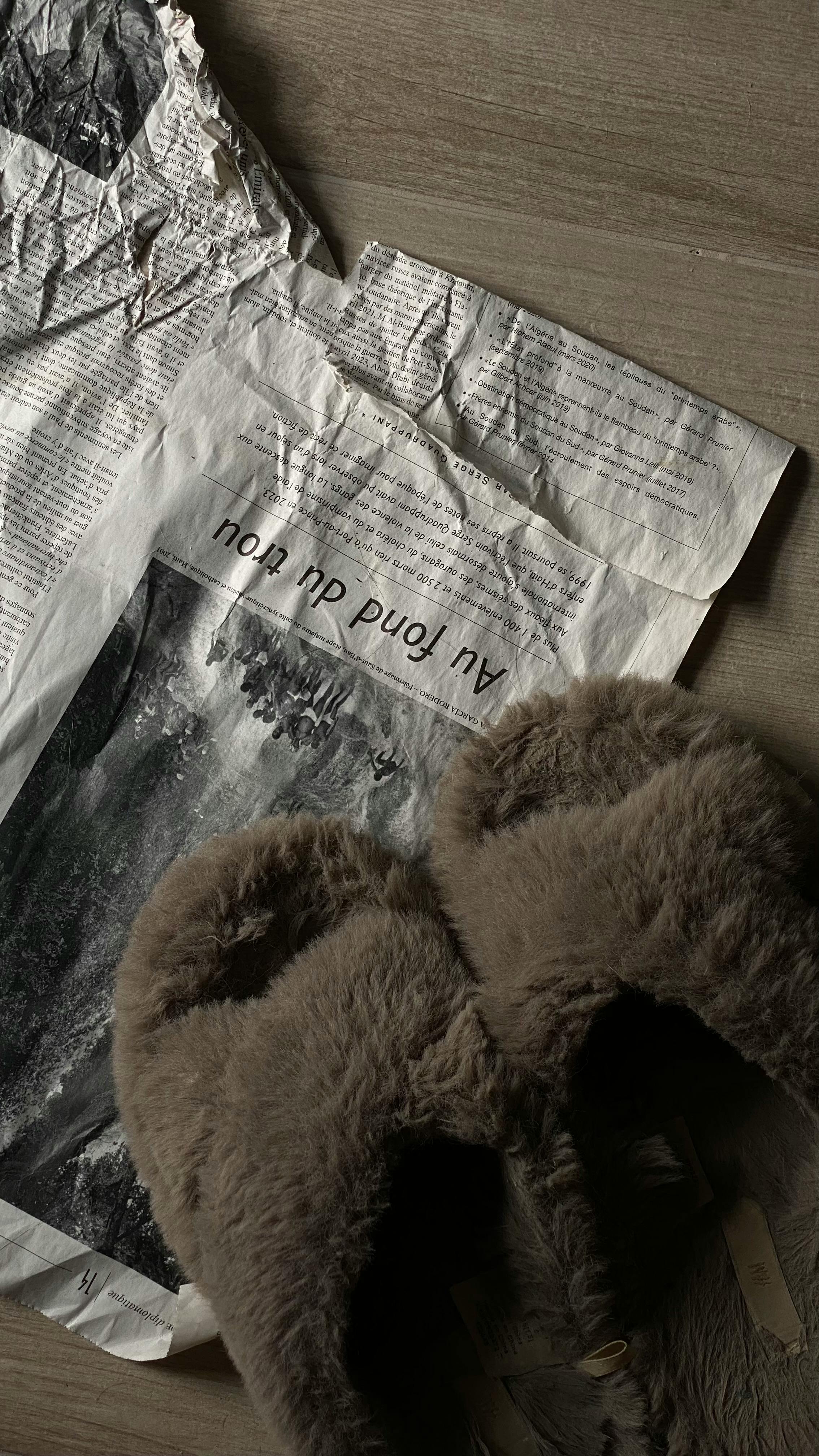 Gratuit Papuci Pufosi Confortabili Pe Fundal De Hartie Rustica Fotografie de stoc