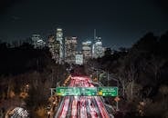 长时间曝光拍摄的洛杉矶市中心天际线与交通灯光尽收眼底