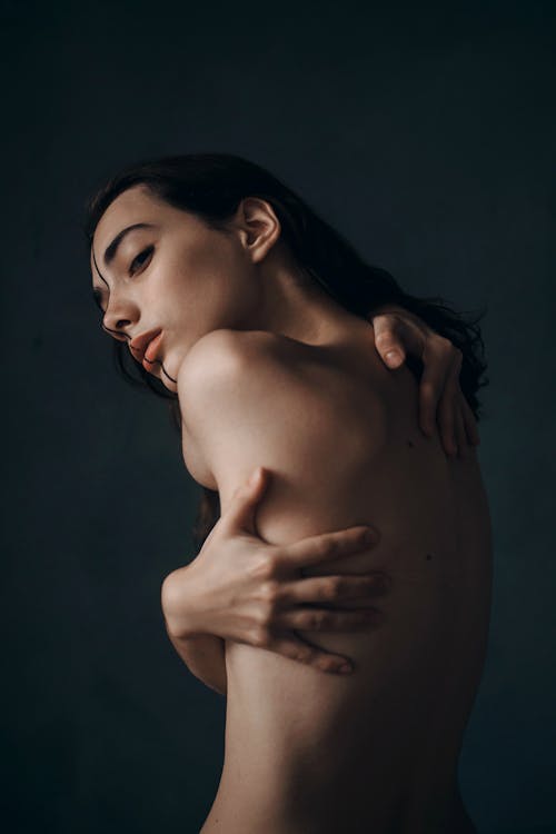 Vista de Espaldas de una Mujer Desnuda
