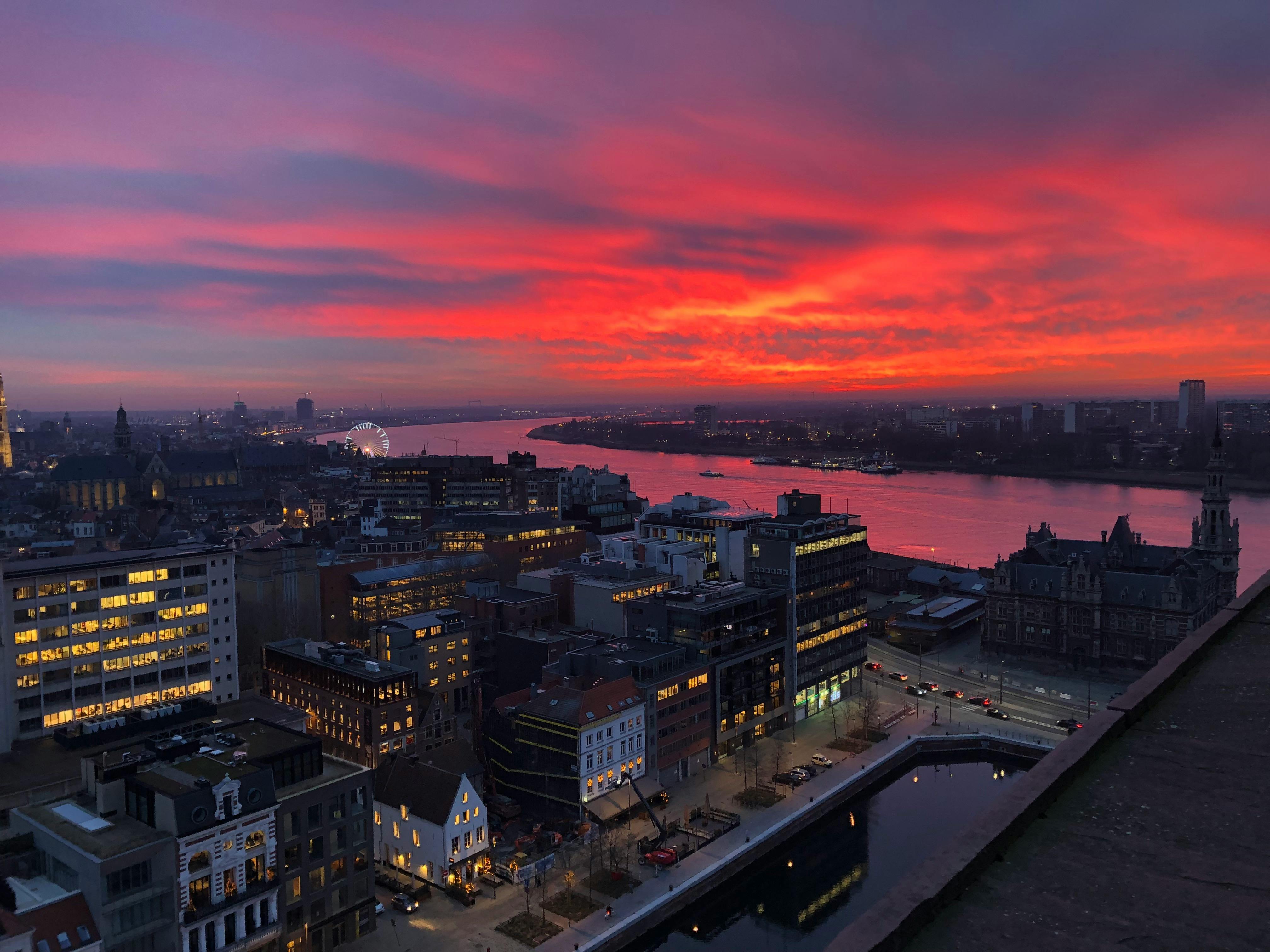鹿特丹的城市景观壮丽，日落时天空与河流充满活力