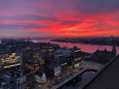 鹿特丹的城市景观壮丽，日落时天空与河流充满活力