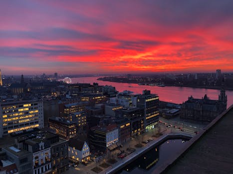 鹿特丹的城市景观壮丽，日落时天空与河流充满活力