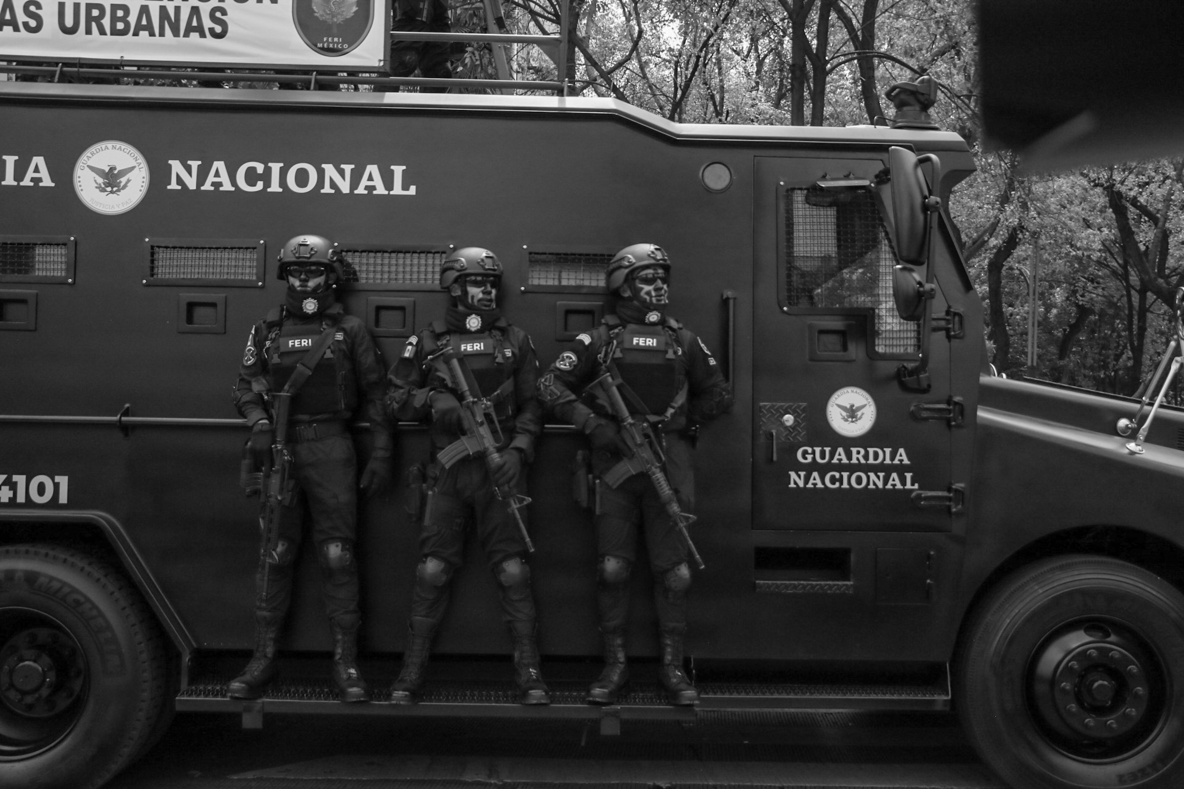 Imagen En Blanco Y Negro De Oficiales De La Guardia Nacional · Foto de