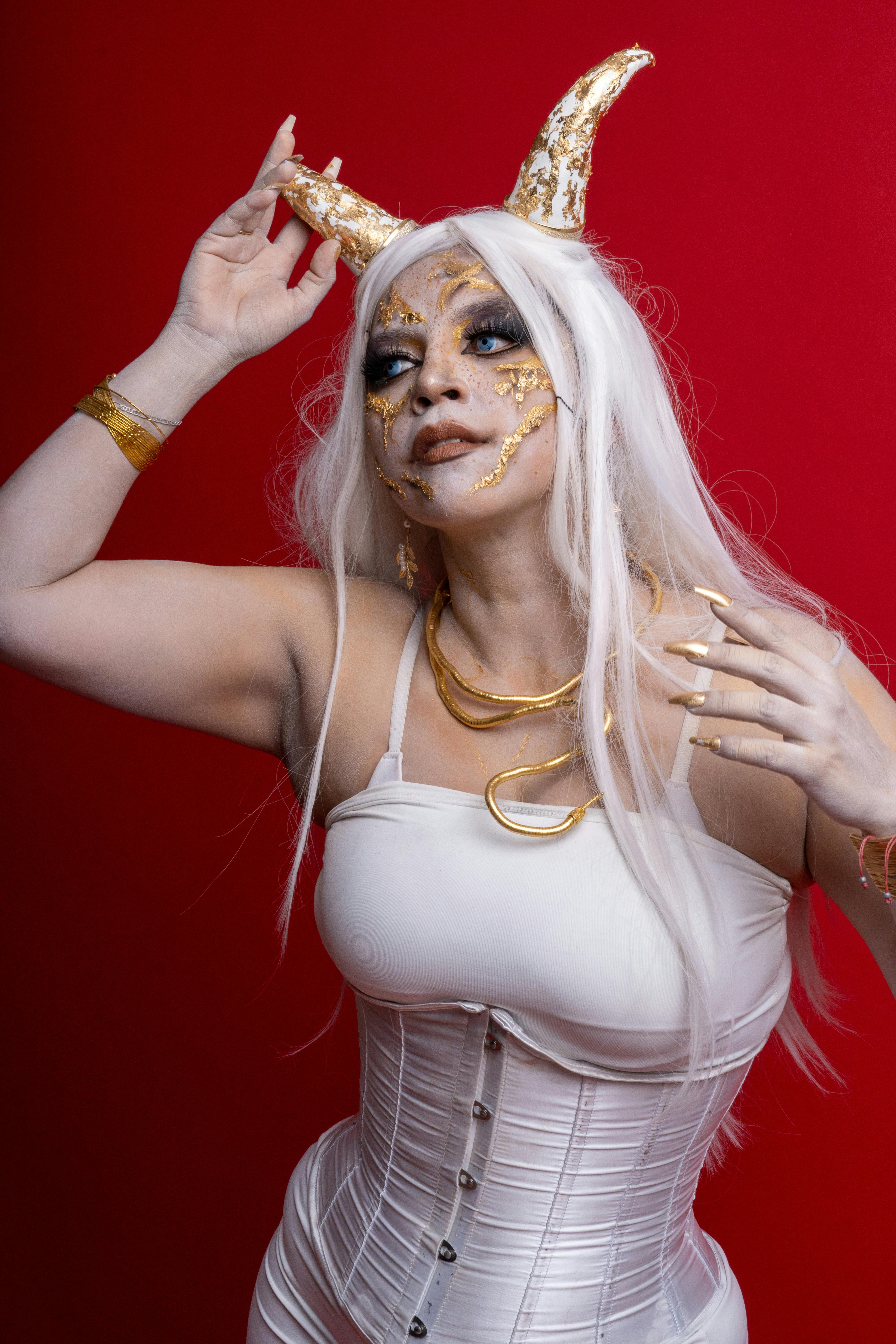 Gratuit Portrait Fantastique D'une Femme Avec Un Corset Blanc Et Des Cornes Photos