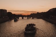 在塞纳河上享受风景如画的巴黎日落巡游