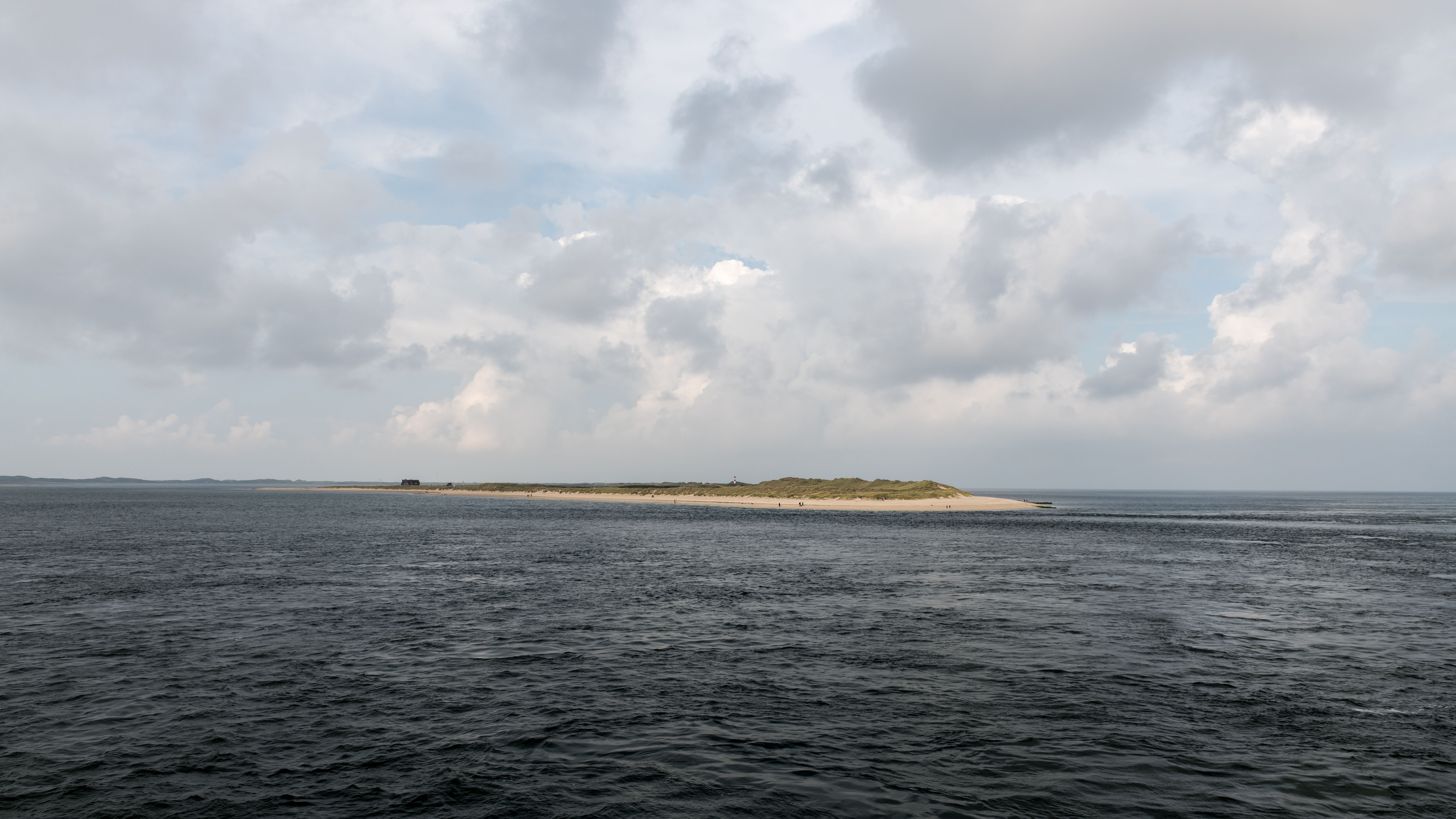 Schiermonnikoog huis huren uitzicht op duinen en woningen