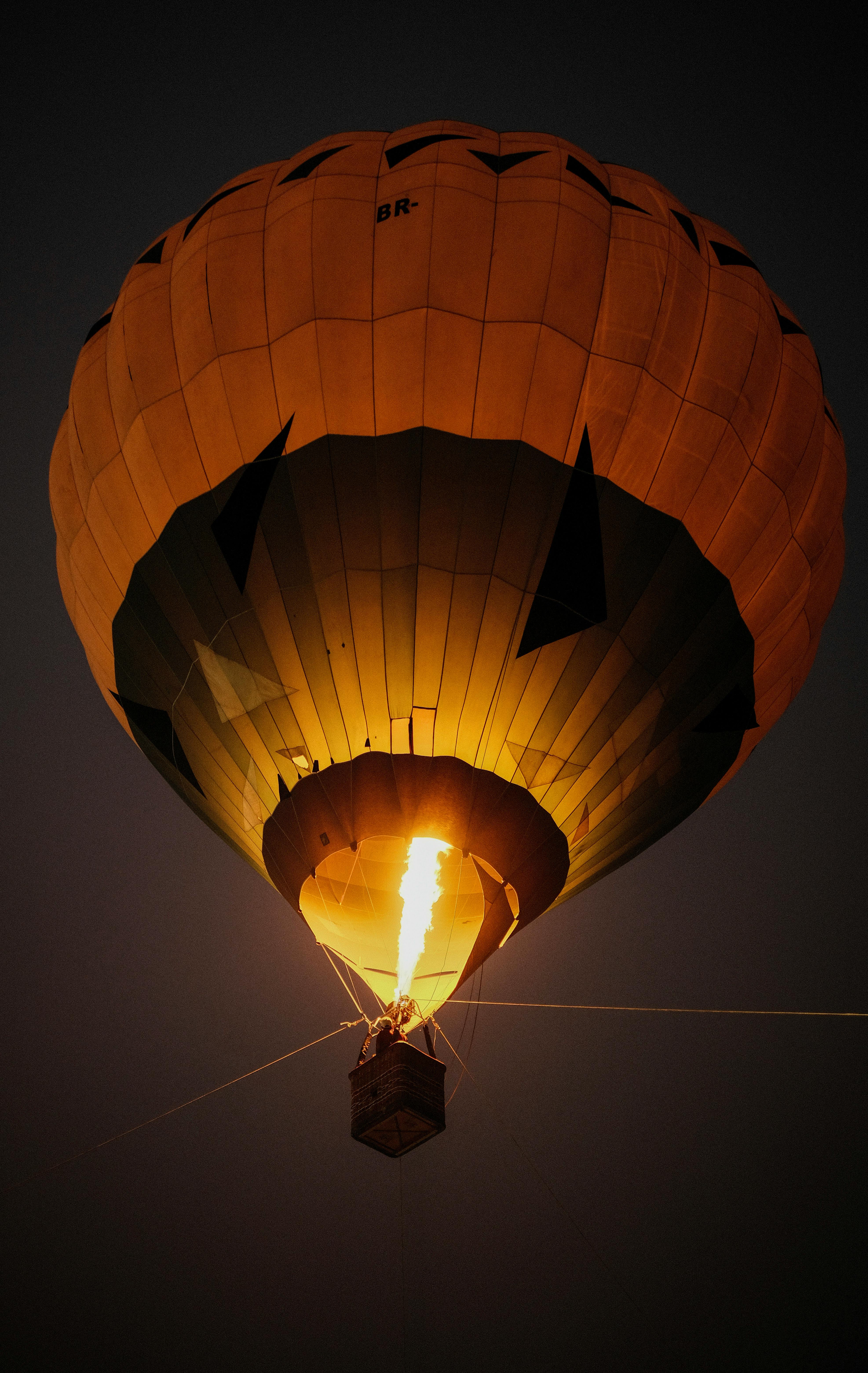 Opt morți după prăbușirea unui balon cu aer cald în Santa Catarina, 13 supraviețuitori descoperiți de echipele de salvare.