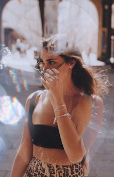 巴黎时尚女性穿着万花筒效应的时装，增添了艺术天赋