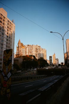 城市天际线在黄金时段以高速公路和多样化的建筑为特色