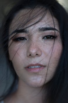 Captivating close-up portrait of a woman with expressive eyes in Rio de Janeiro.