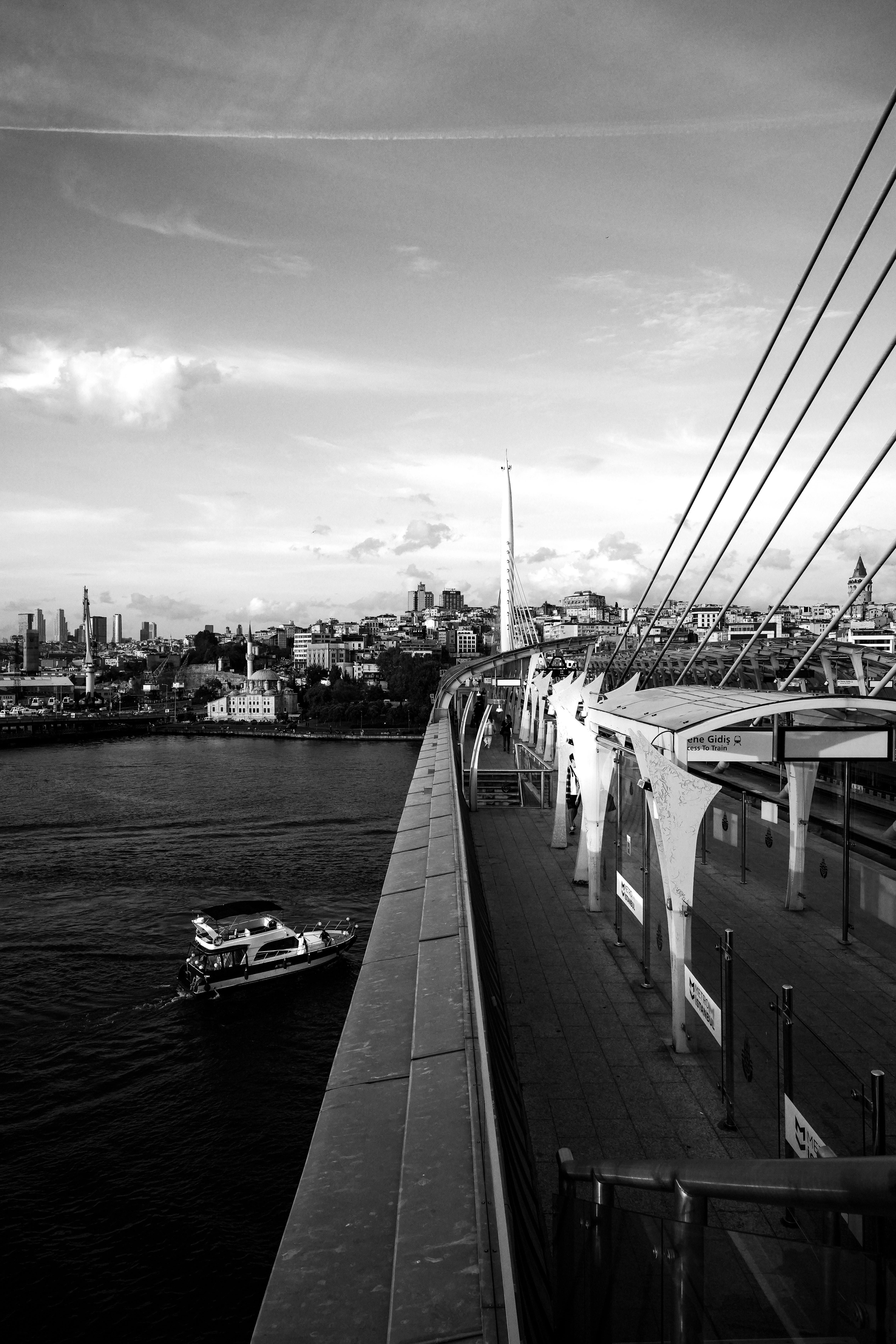 Gratuit Vue En Noir Et Blanc Du Pont De La Corne D'or à Istanbul Photos