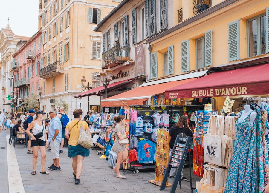 Marché animé dans les rues de Nice
