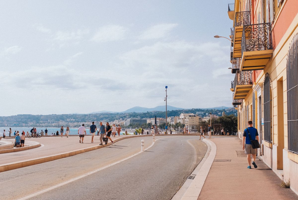 Promenadă pe malul mării, cu turiști