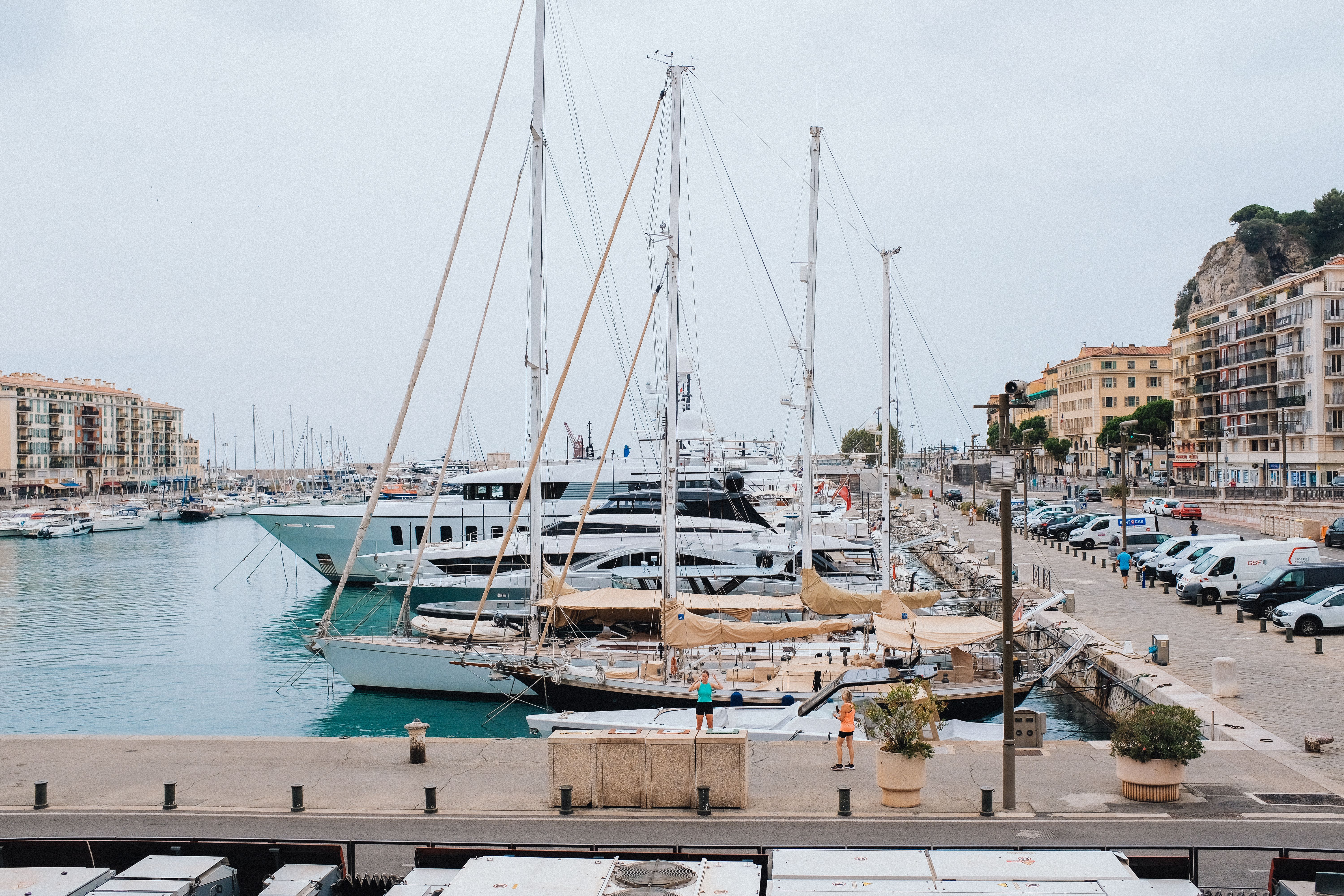 Le port Lympia et le mont Boron