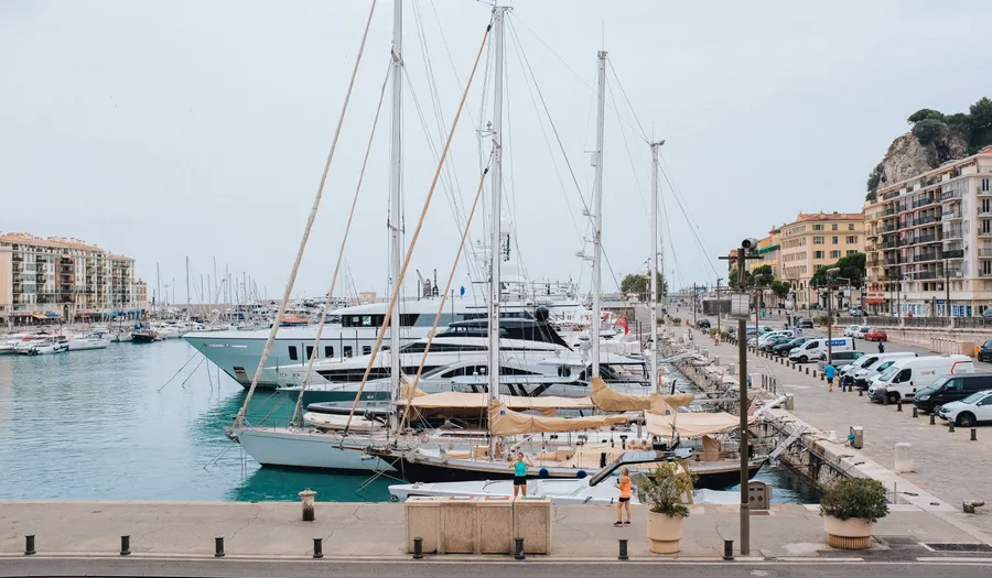 Le port Lympia et le mont Boron