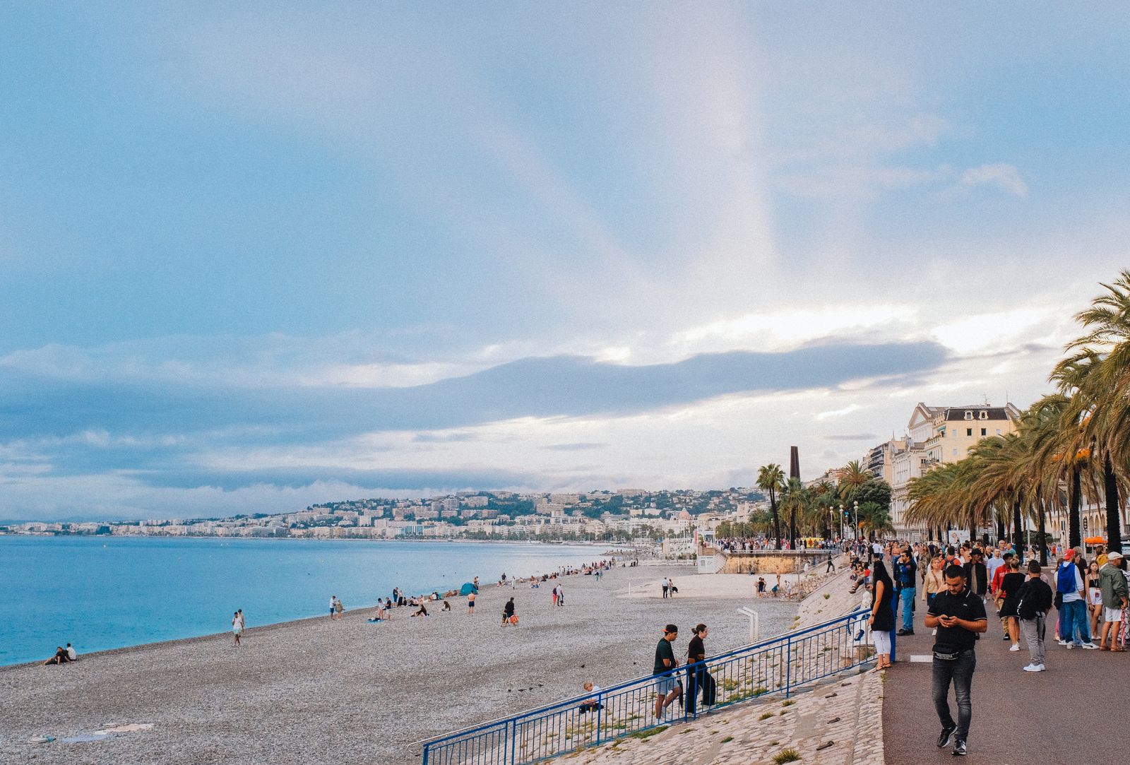 Strandpromenaden i Nice på Franska rivieran