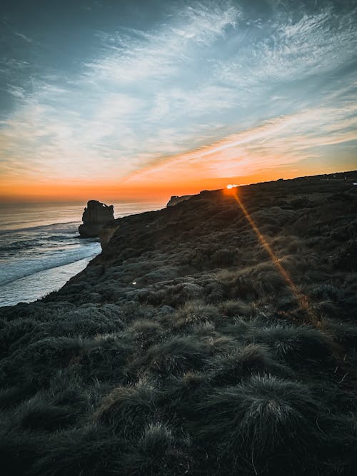 Pantai Grassy Dengan Matahari Terbenam