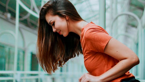 Vrouw Draagt Oranje T Shirt Met Ronde Hals