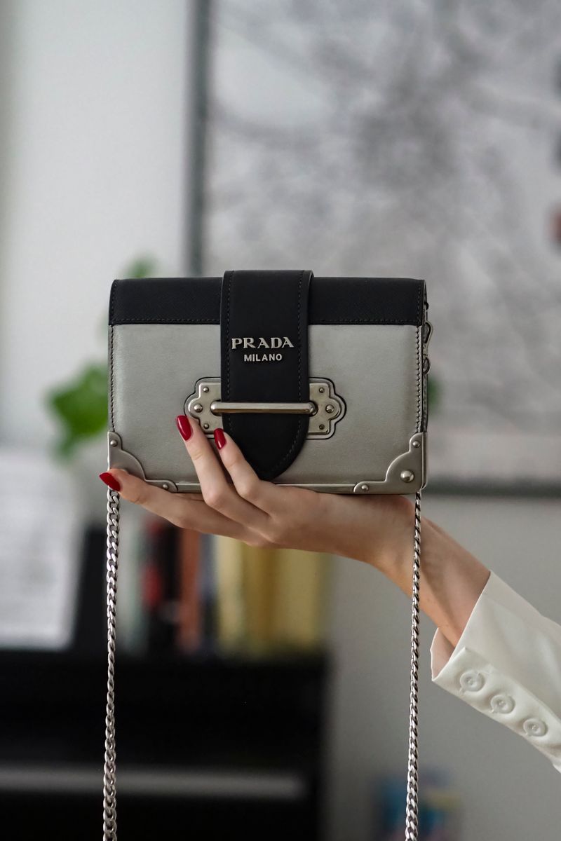 Femme avec sac Prada