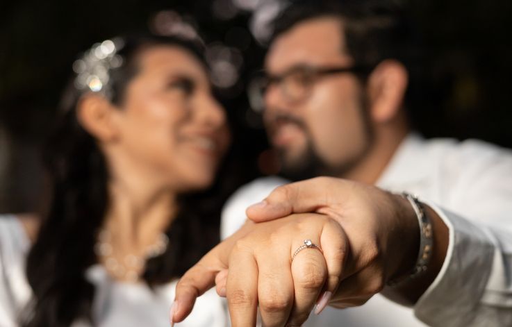 Online dating: starting a conversation on a niche platform