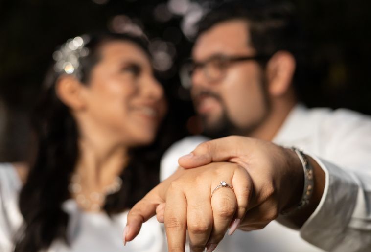 Online dating: starting a conversation on a niche platform