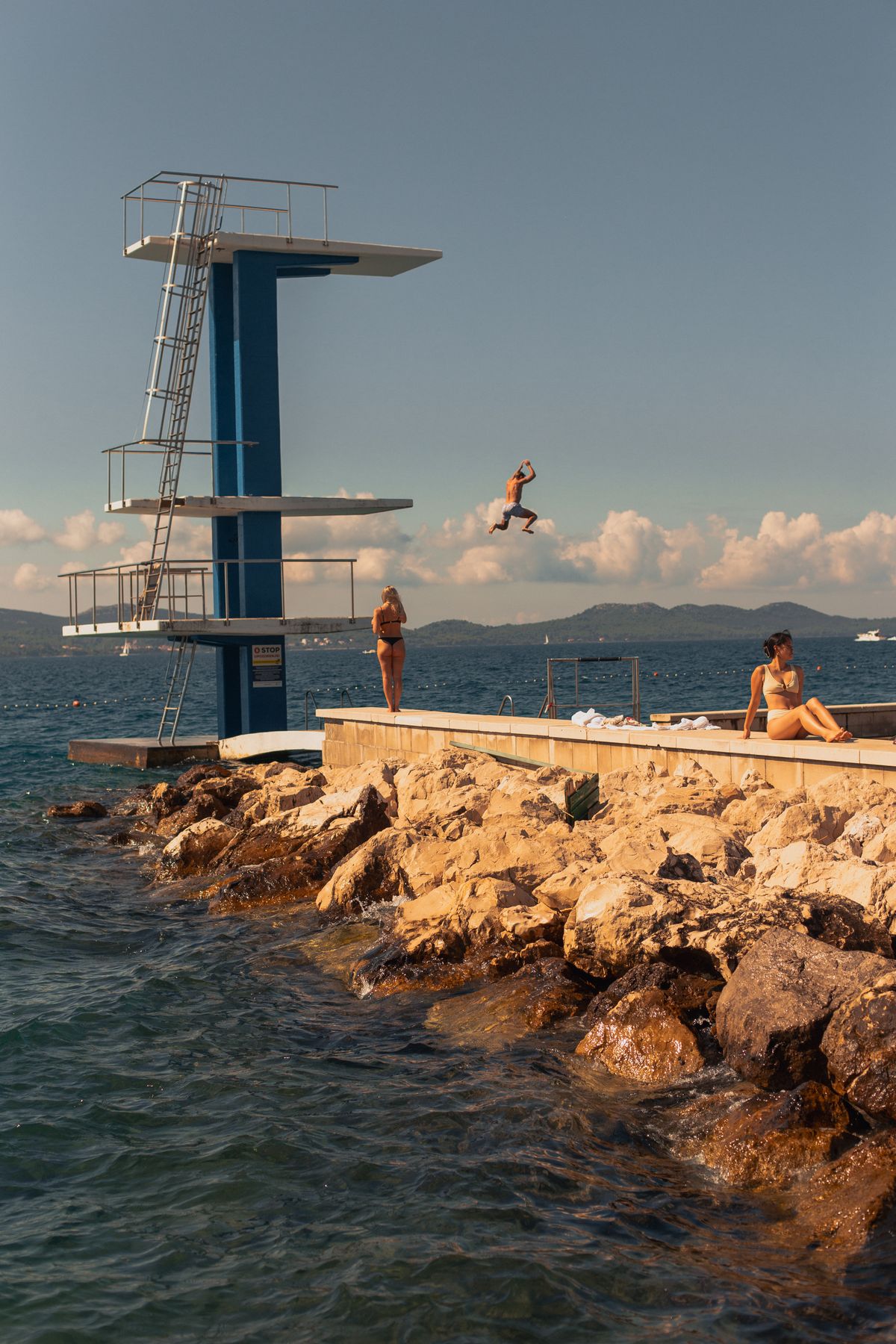 Zadar - lume sărind de pe platformă în Marea Adriatică vara