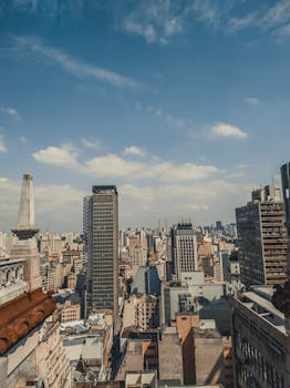 高耸的建筑映衬着明亮的蓝天，展示了迷人的城市景观