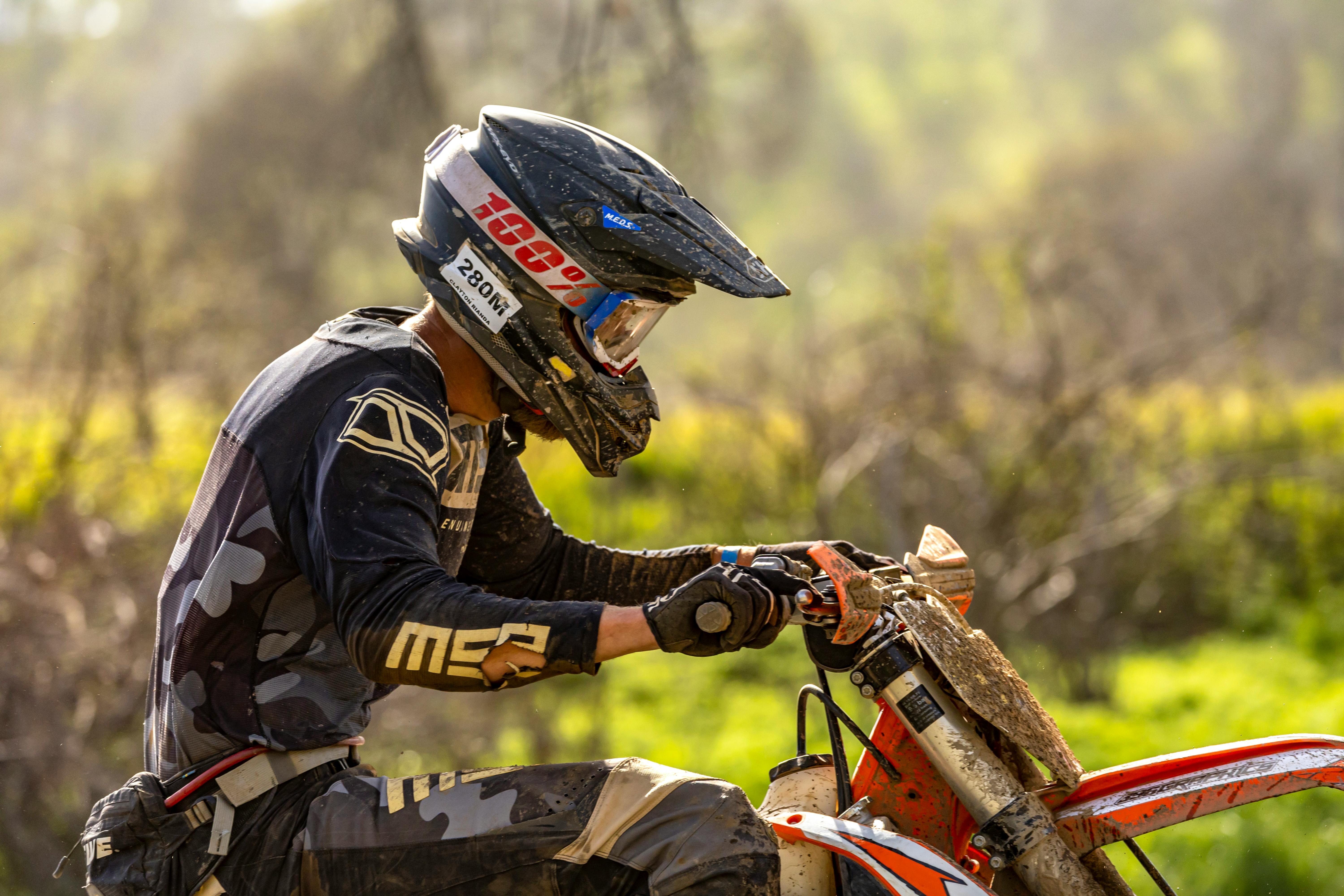 gear reviews gear review website — Photo by Stephen Leonardi on Pexels