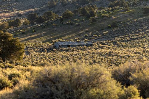 Free A solitary cabin nestled in a sprawling, lush countryside landscape during daytime. Stock Photo