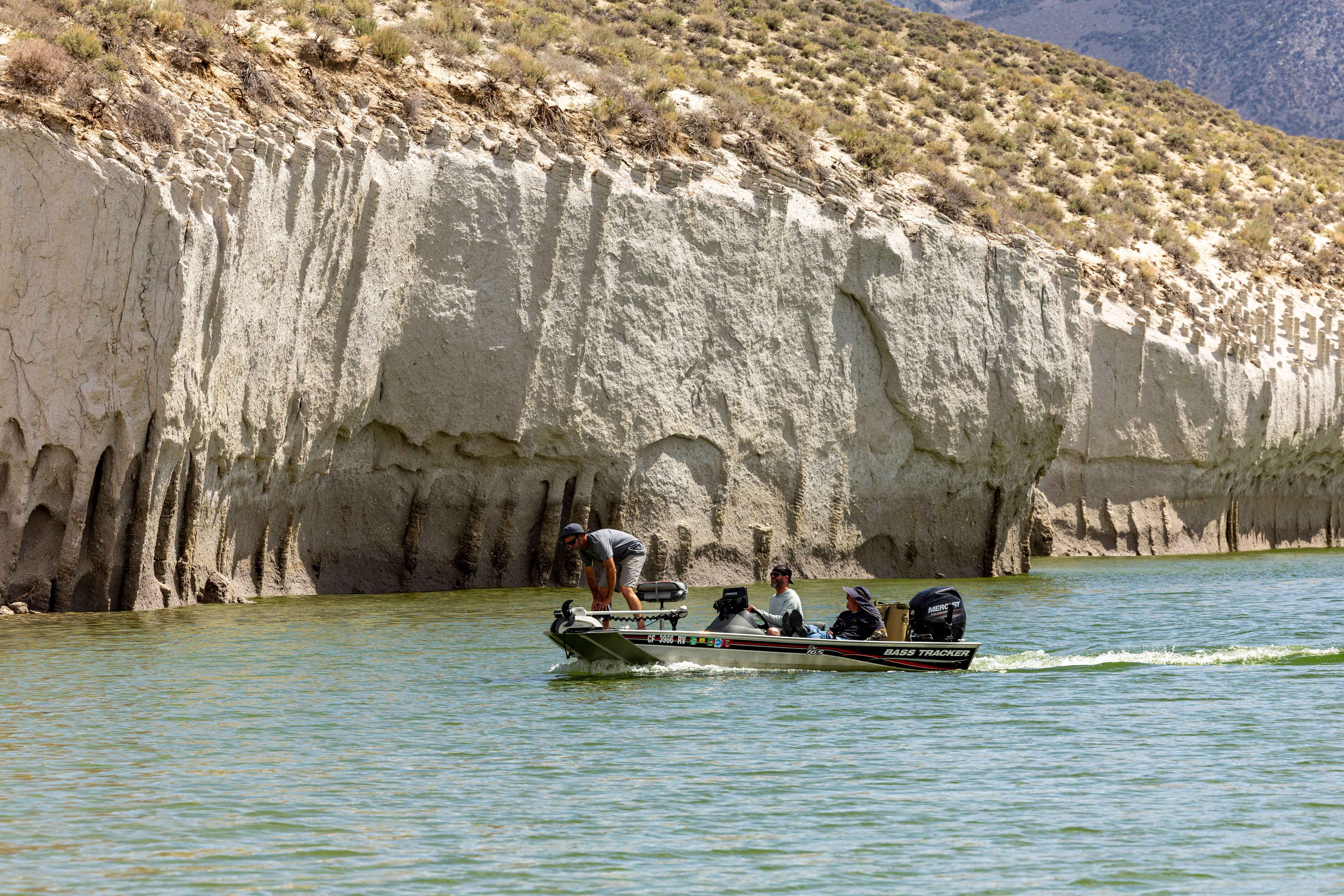 Personas navegando en bote por un paisaje fluvial